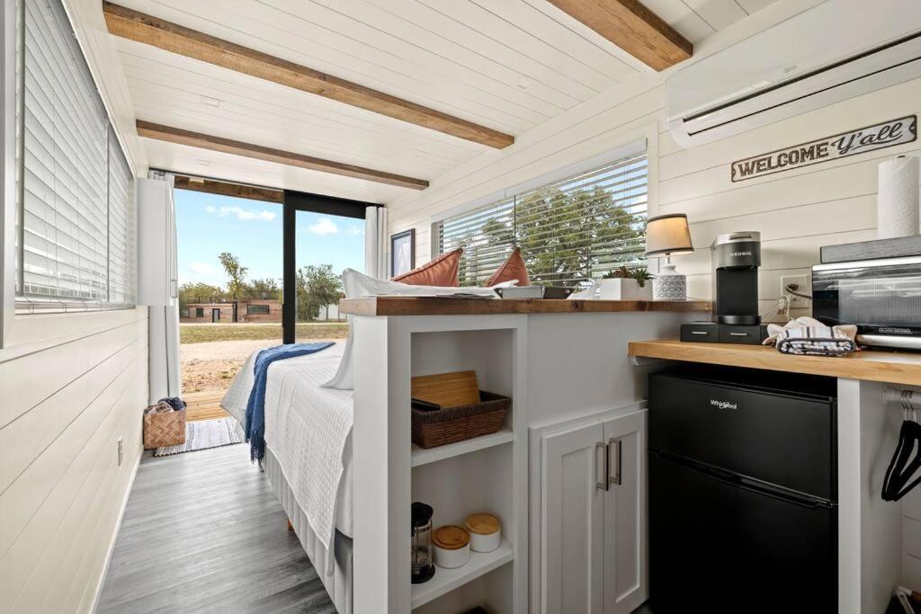 New The Perry Cozy Container Home 프레드릭스버그 외부 사진